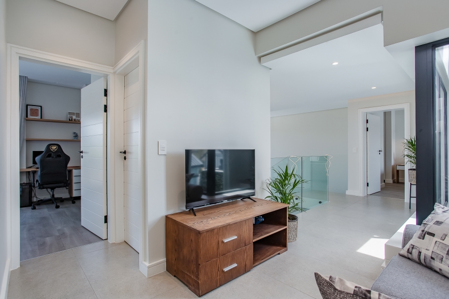 6 Bedroom Property for Sale in Pearl Valley at Val de Vie Western Cape